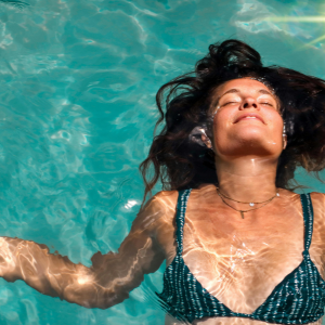 les effets négatifs de l'eau chloré pour vos cheveux 